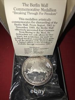 1989 BERLIN WALL Commemorative Medallion Breaking Through For Freedom. 999Fine
