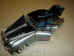 A Franklin mint scale model car of a 1955 Rolls Royce Silver Cloud 1. Boxed