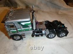 A Franklin mint scale model of a 1979 Freightliner with trailer. Boxed