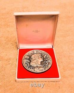 Franklin Mint 1977 Calendar Art Medal. 4,500 Grains Pure (. 999) Silver
