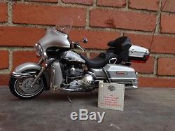 Franklin Mint 2003 Harley Davidson Ultra Classic Motorcycle 110 Scale Diecast
